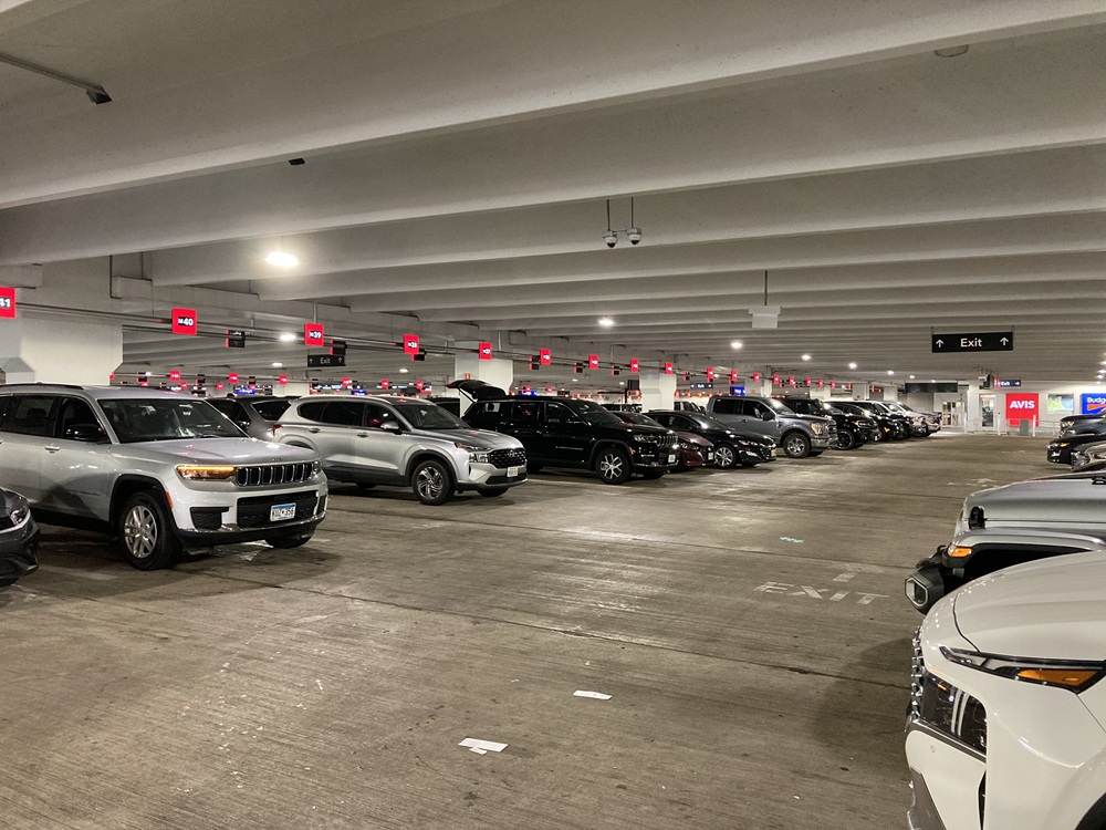 レンタカー営業所の駐車場