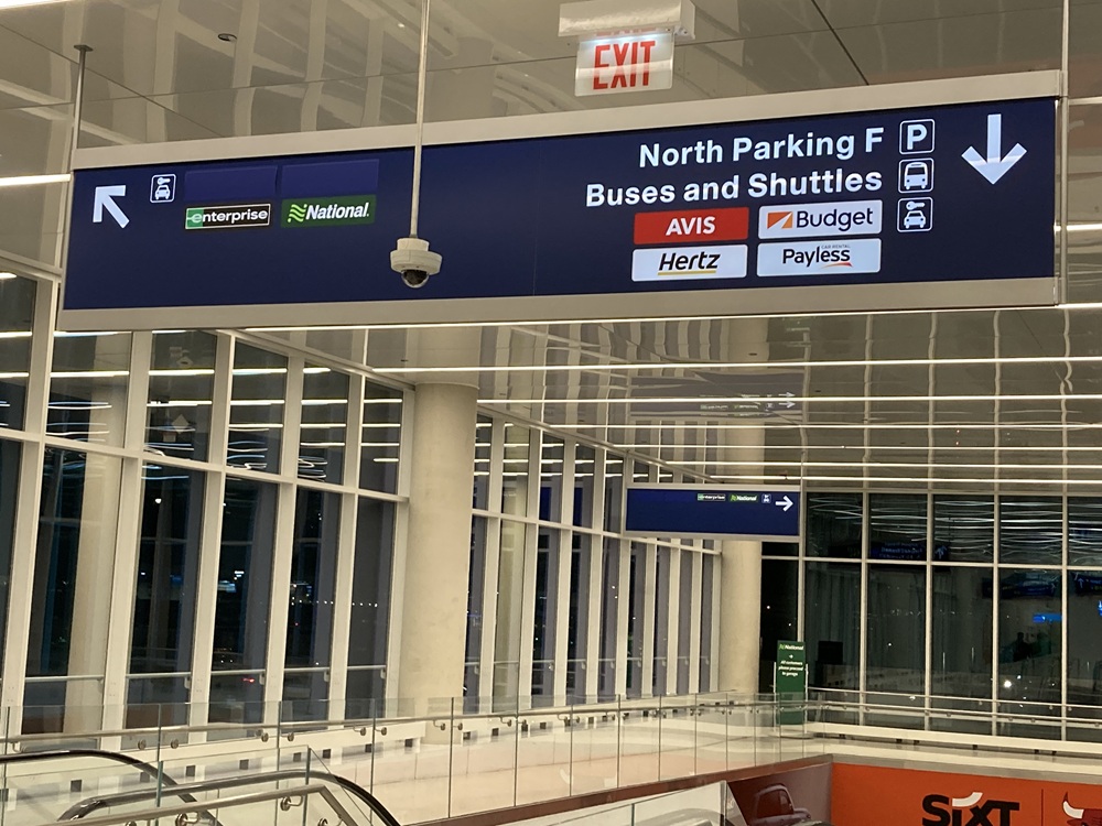 空港レンタカーの案内板