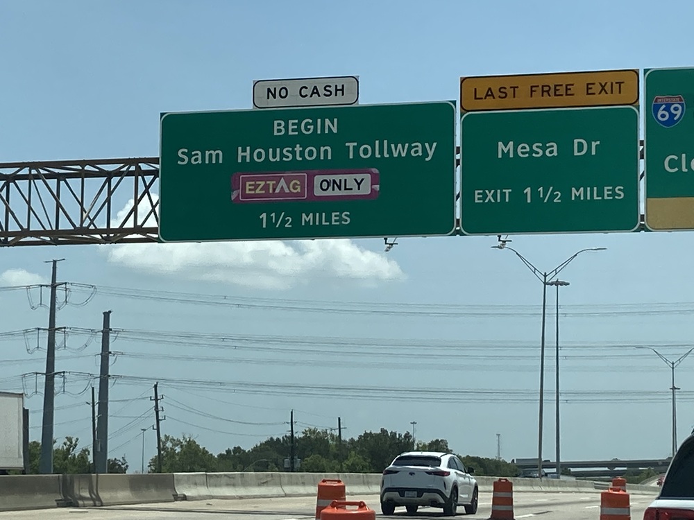 有料道路（Toll Road）の案内板