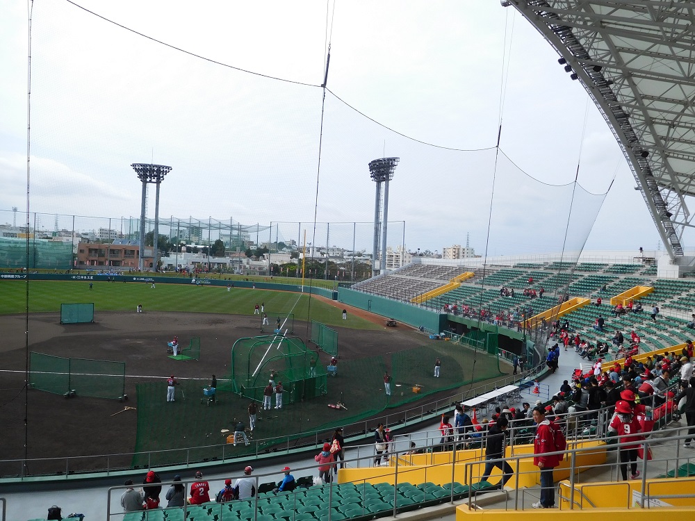 コザしんきんスタジアムのフィールド（広島東洋カープ・沖縄キャンプ）