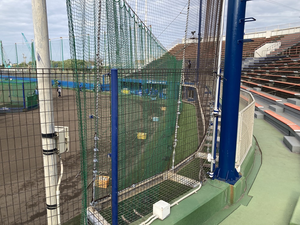 横浜DeNAベイスターズ・沖縄キャンプの宜野湾市営野球場・ネットが3重