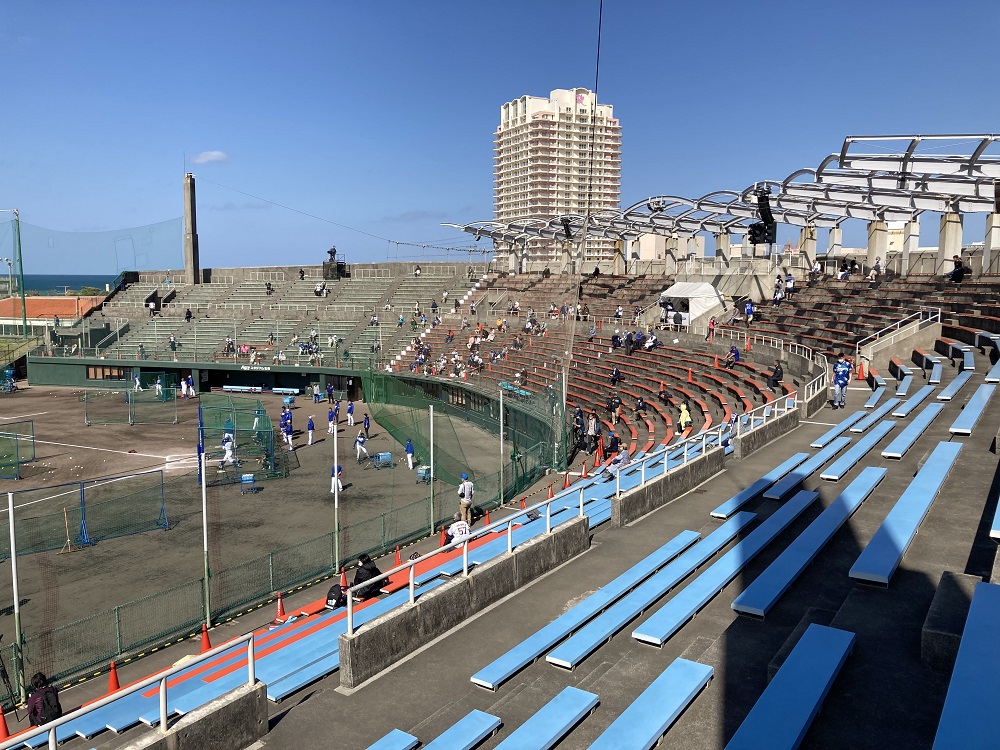 中日ドラゴンズのキャンプ地・北谷公園野球場の内野席