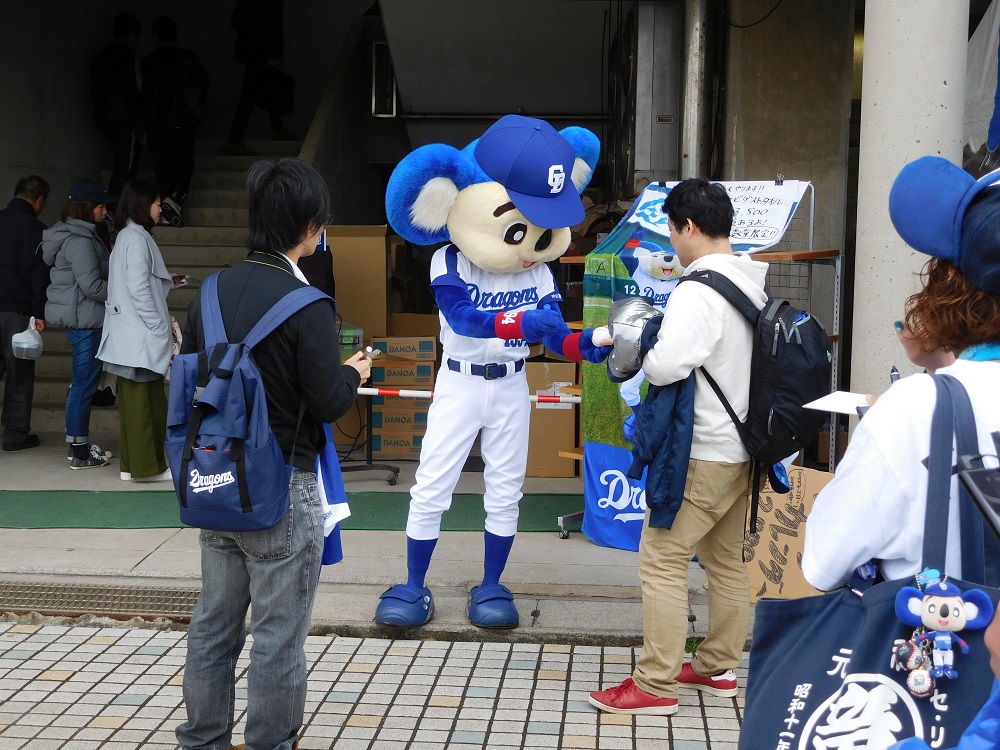 中日ドラゴンズ・北谷キャンプでサインするドアラ