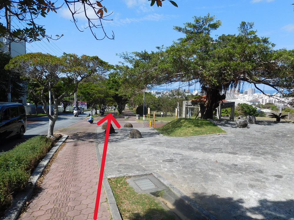 浦添運動公園通りの下り坂