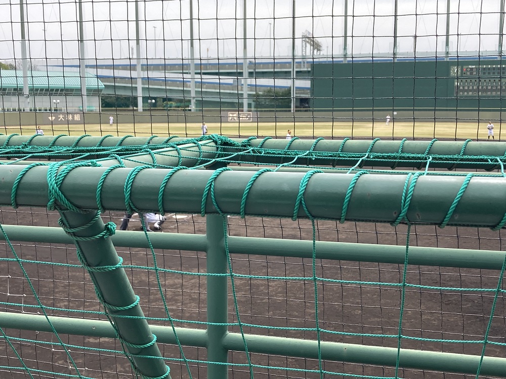 鳴尾浜球場のネット裏席・一番前の座席からの見た目