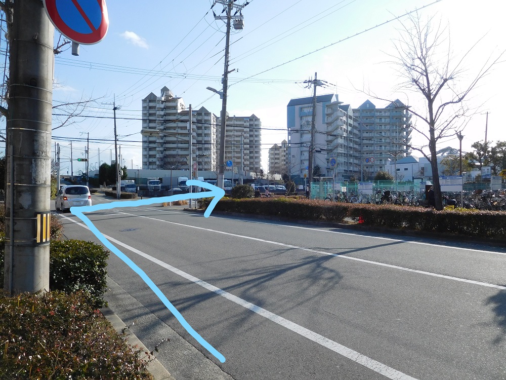 武庫川団地前駅から鳴尾浜球場への道順・駅前交差点を曲がる