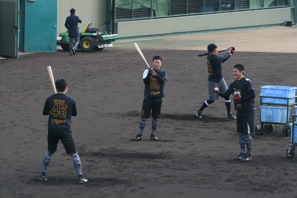 阪神タイガース新人合同自主トレ・ロングティー打撃