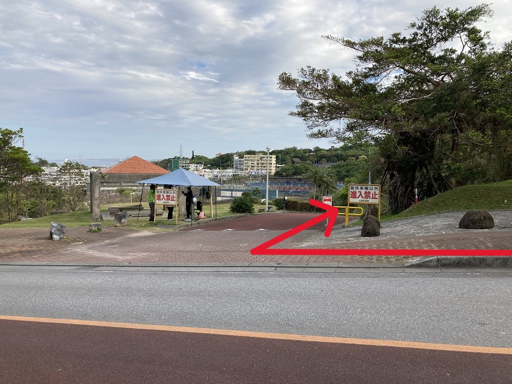 浦添運動公園通りから浦添運動公園への入口