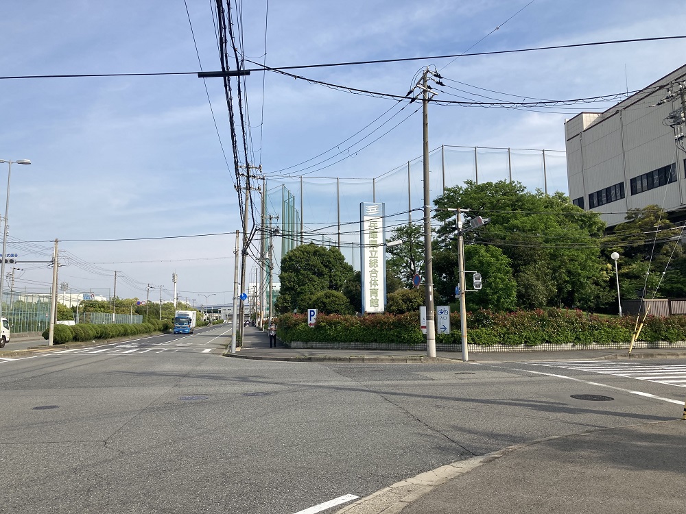 県立総合体育館・鳴尾浜球場の横