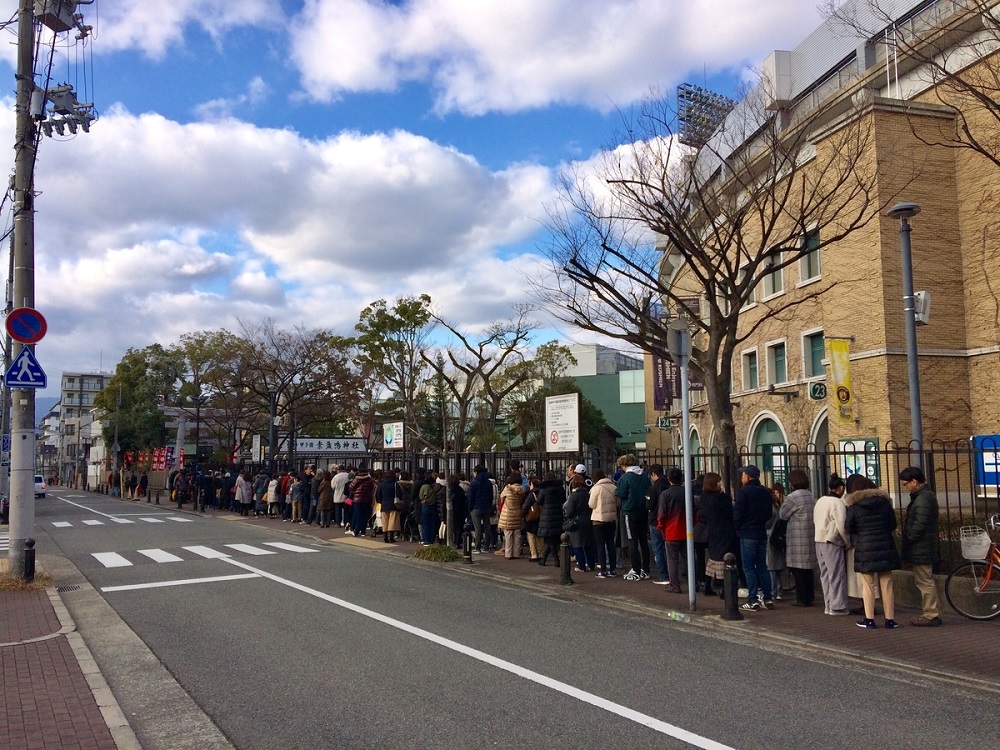 素戔嗚神社の初詣客は午後に長い列になる