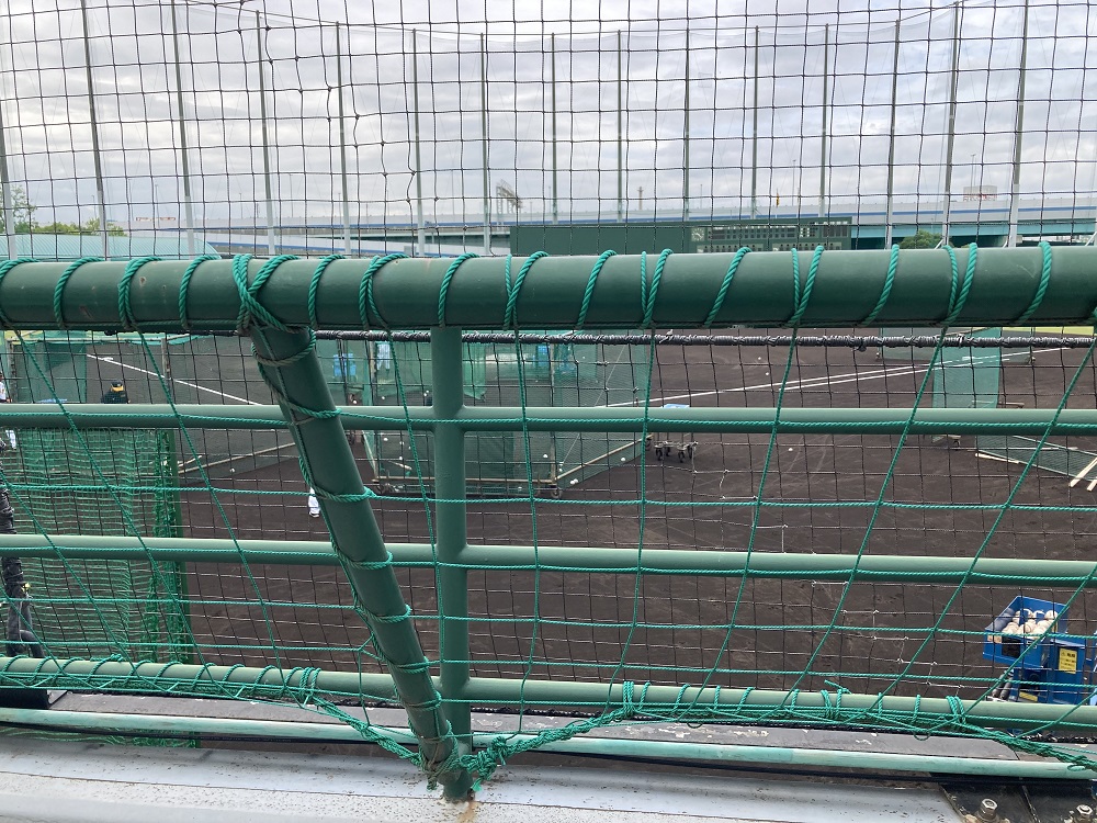 鳴尾浜球場のネット裏席・一番前の座席からの見た目