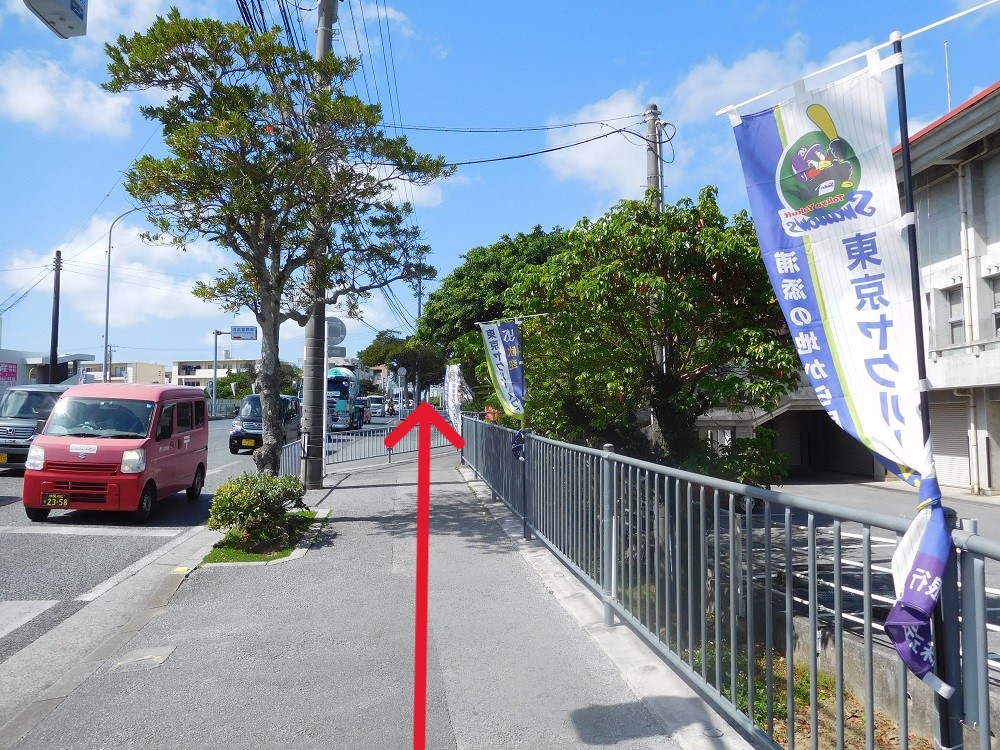 浦添警察署前の道