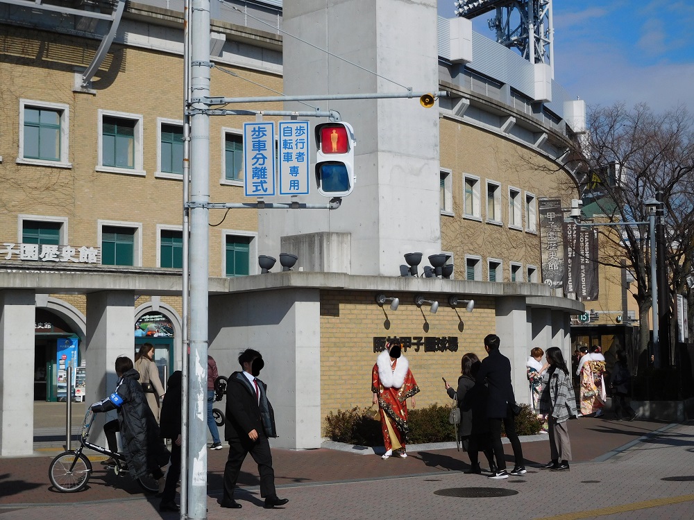 西宮市の成人式、甲子園球場前で着物撮影