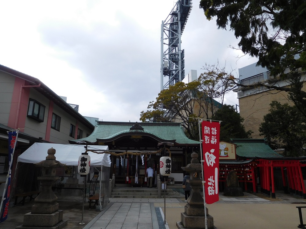 素戔嗚神社から見える甲子園球場の照明