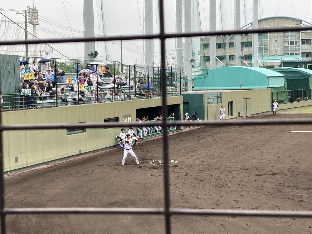 鳴尾浜球場・雨傘をさすファン