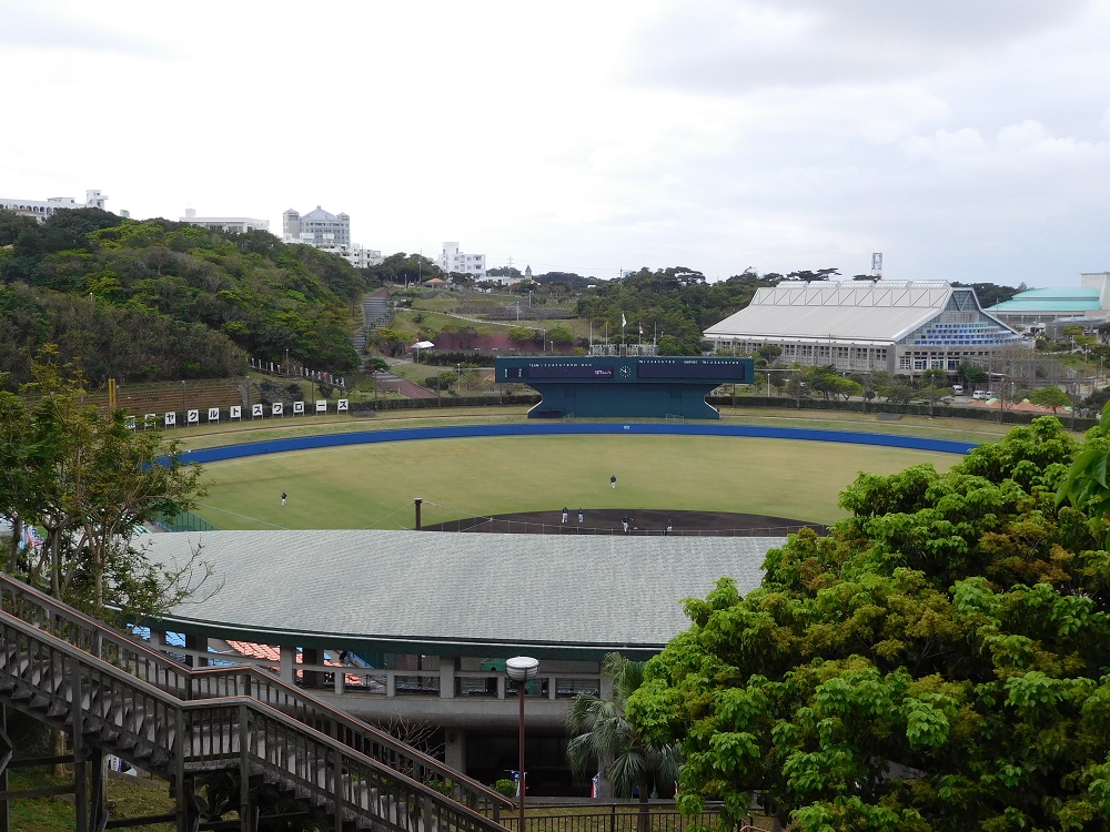 仲間入口バス停から撮影した浦添市民球場