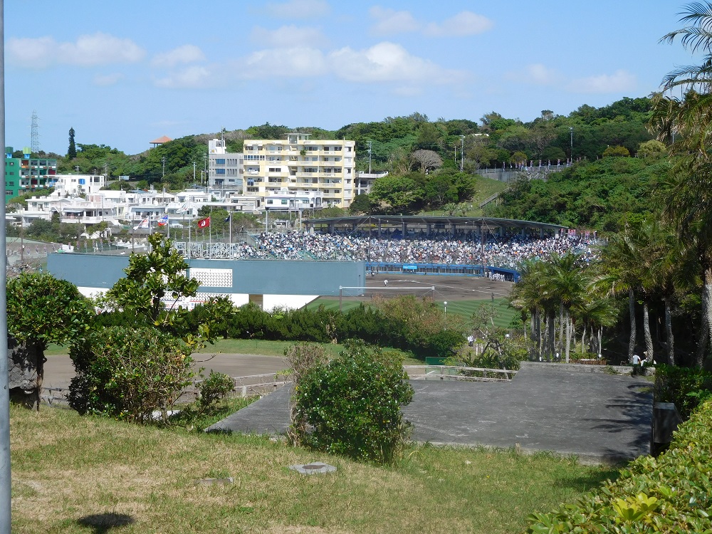 浦添運動公園通りから見える浦添市民球場