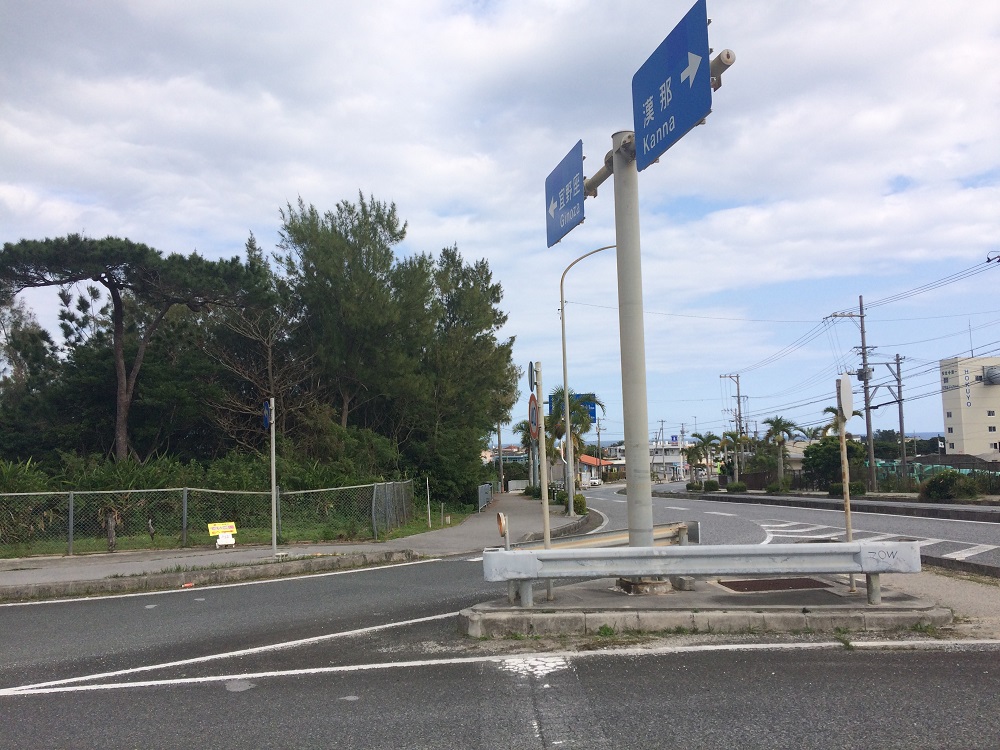 宜野座インターチェンジまえの道
