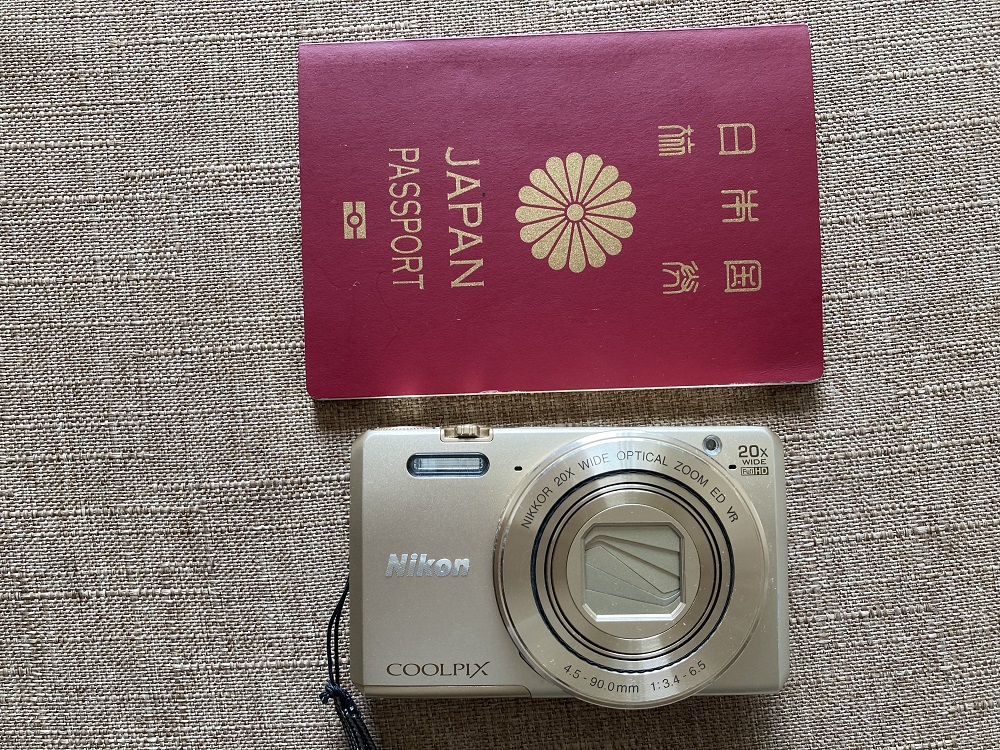 nikon　coolpix　s7000と日本のパスポートとのサイズ比較写真