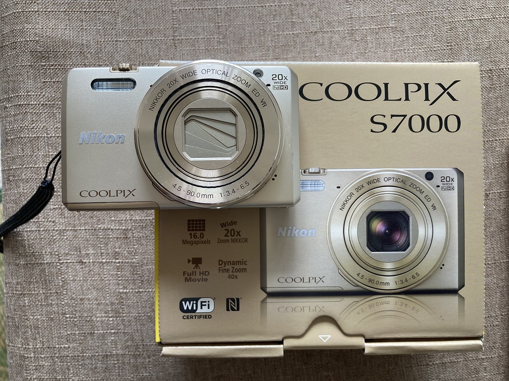 nikon　coolpix　s7000の本体と箱