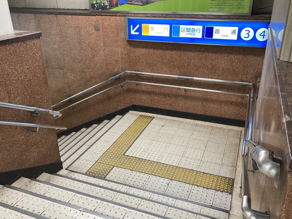阪神電車大阪梅田駅の階段