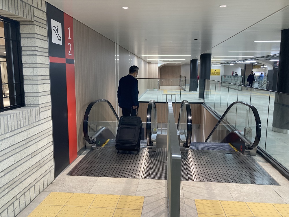 阪神電車大阪梅田駅の1・2番線ホームのエスカレーター