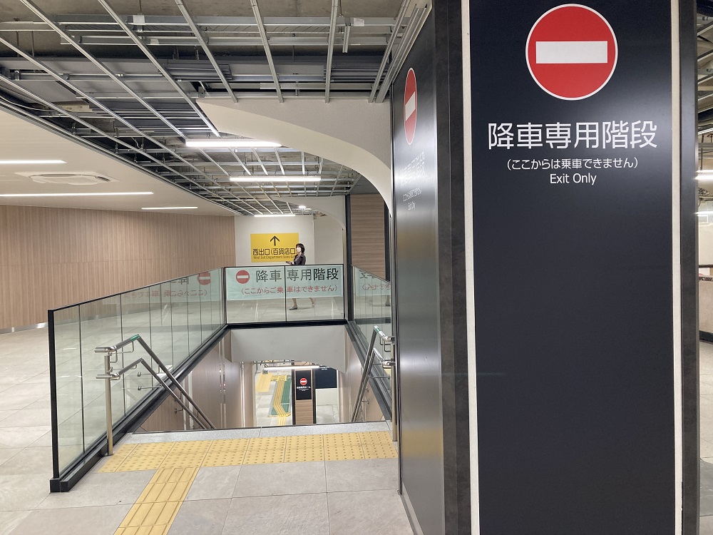大阪梅田駅の降車専用ホームの階段(特急電車着)