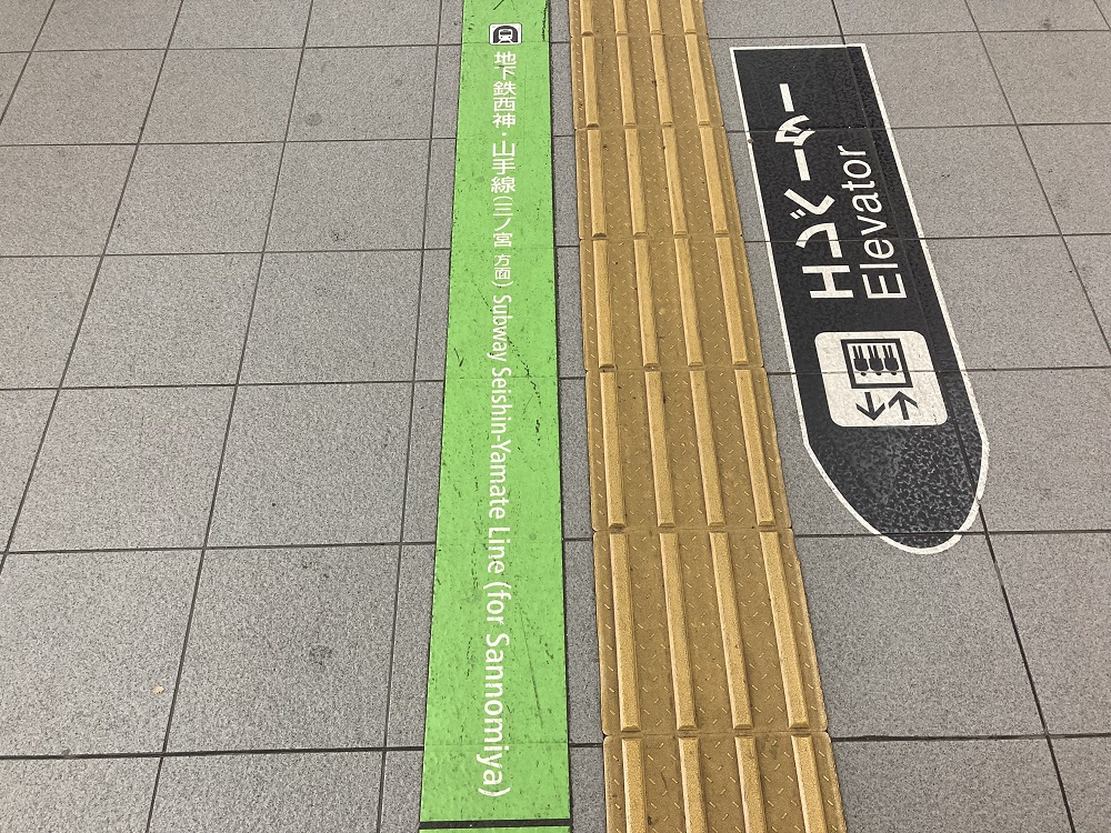 新幹線新神戸駅から地下鉄新神戸駅を結ぶ、緑色の歩行者誘導ライン