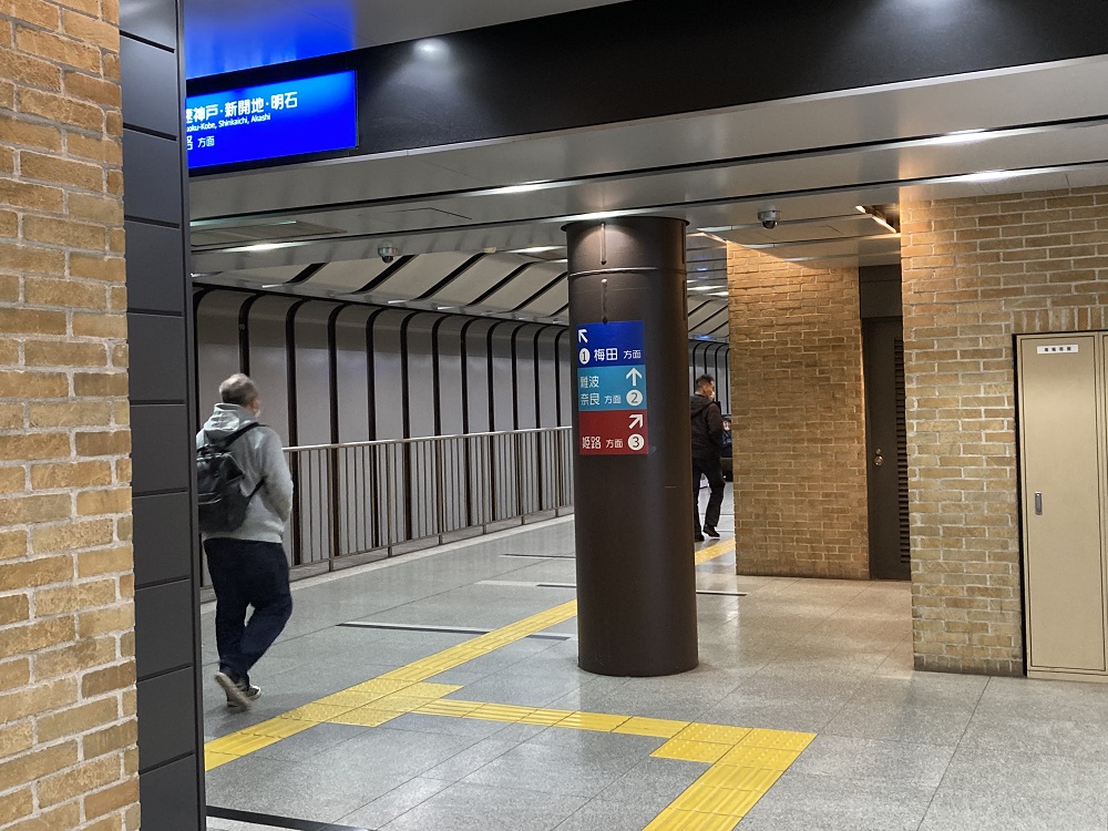 阪神電車「神戸三宮駅」のエレベーター前