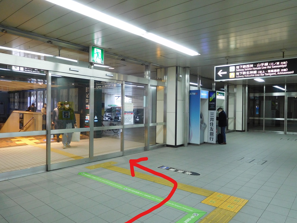 地下鉄新神戸駅へ向かうエスカレーター