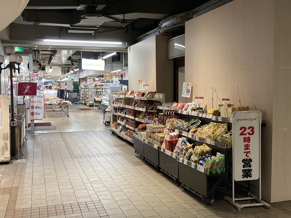 KOTO no HATOビルの南エレベーター横のスーパーマーケット「グルメシティ」