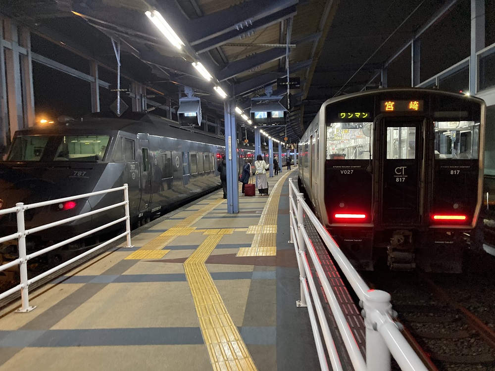 JR宮崎空港駅に停車している特急電車