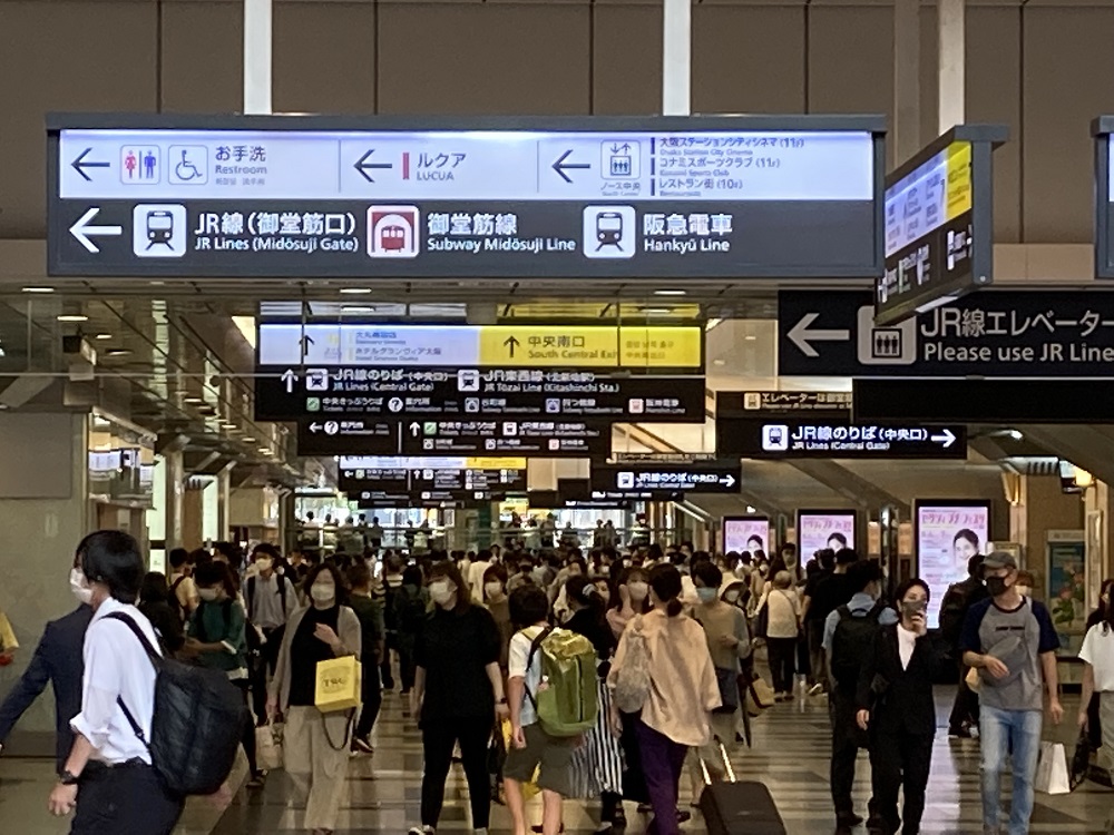 大阪駅構内の人混み