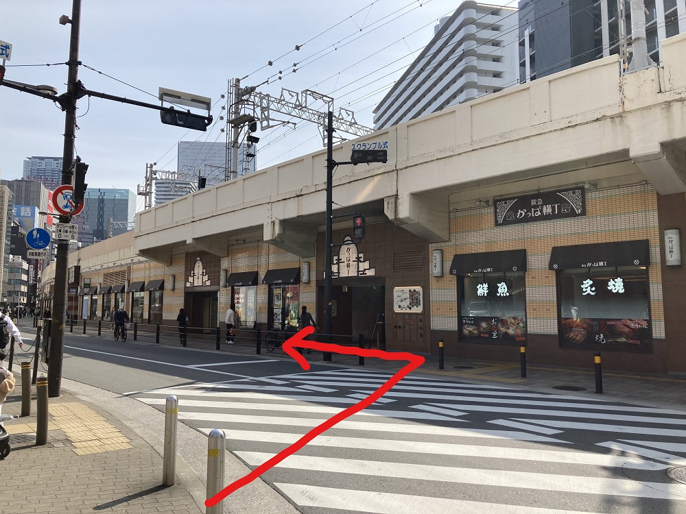大阪茶屋町から大阪駅までの狭い歩道