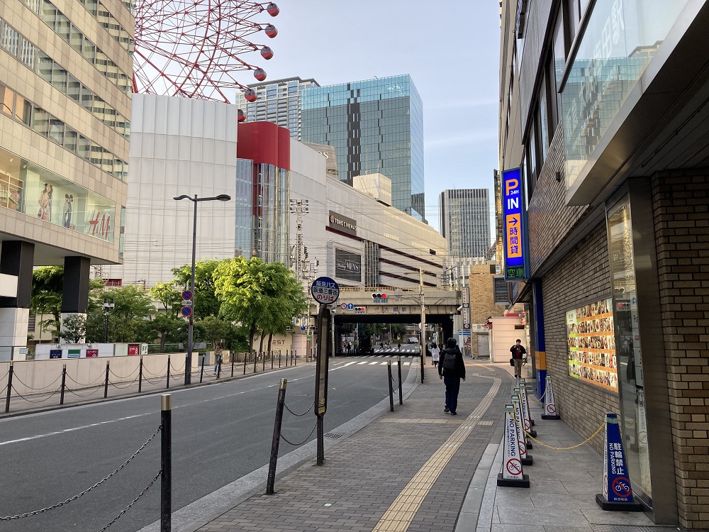 梅田プラザモータープールバス停から阪神梅田駅への狭い道