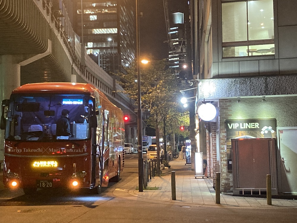 大阪なんばVIPラウンジ前に停車する「VIPライナーバス」