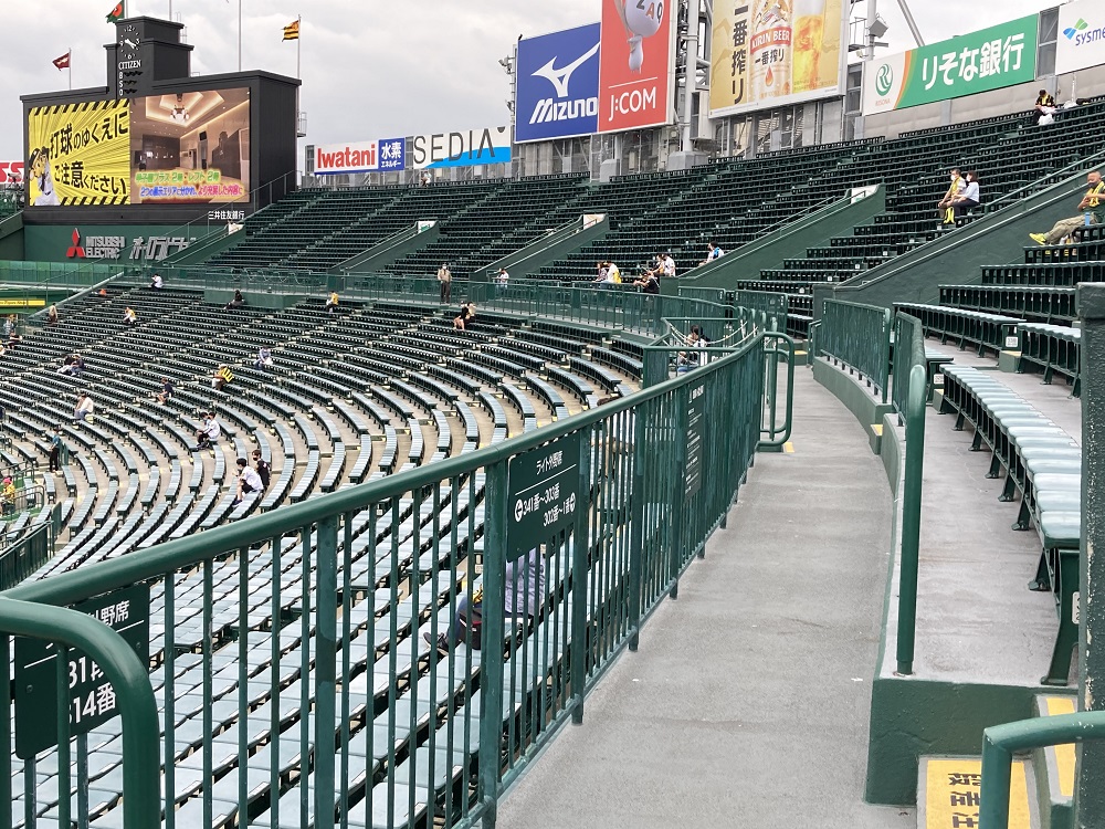 koshien-outfield-aisle