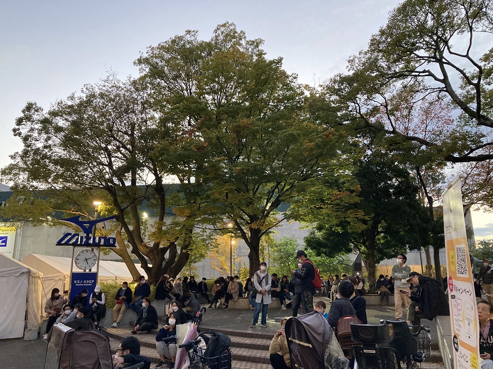 あいみょん甲子園ライブのミズノスクエアに集まったファン