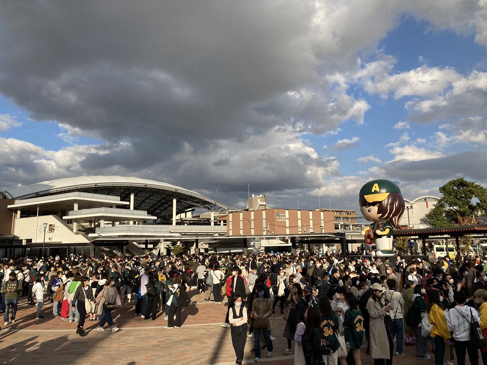 あいみょん甲子園ライブ当日・甲子園駅前に集まる群衆
