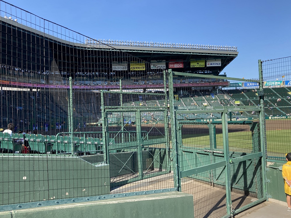 甲子園球場1塁アルプス席・フェンスと扉で見えない座席