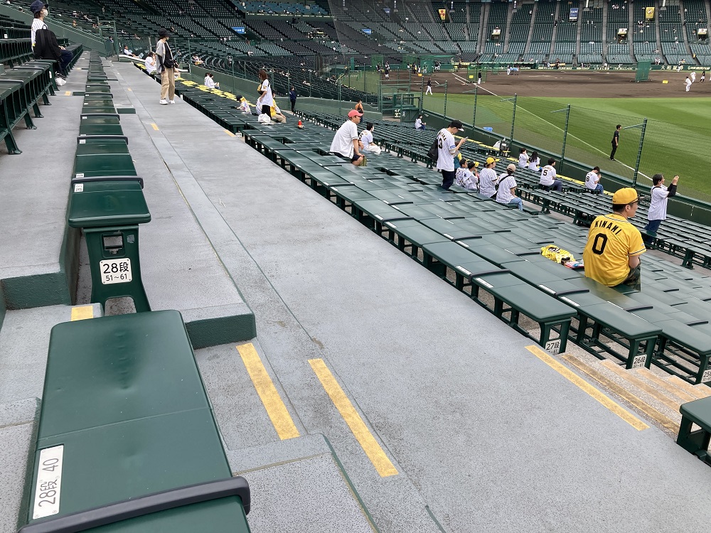 甲子園球場1塁側アルプス席28段目前の通路