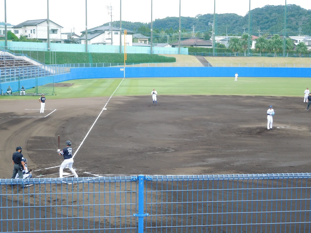 南郷スタジアムの低いフェンス