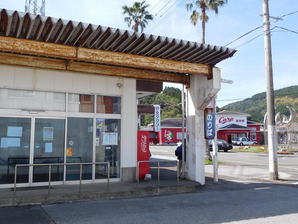 油津バス待合所は油津駅に近い