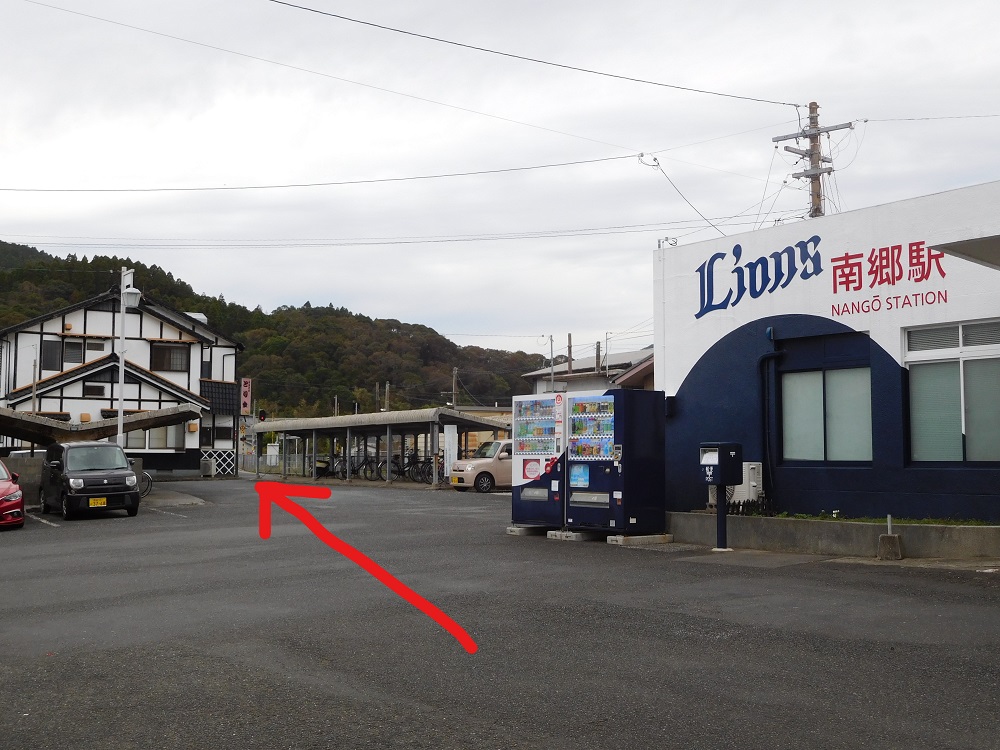 南郷駅前の線路沿い