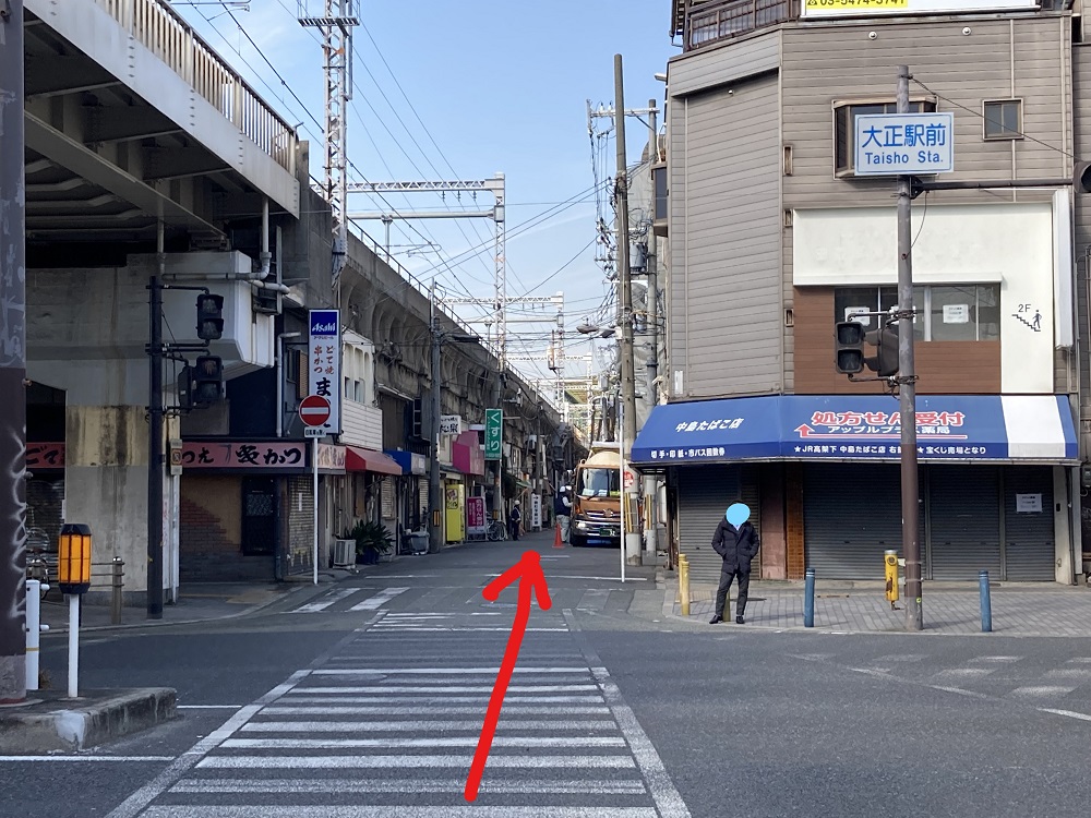 大正駅前の線路沿い道路