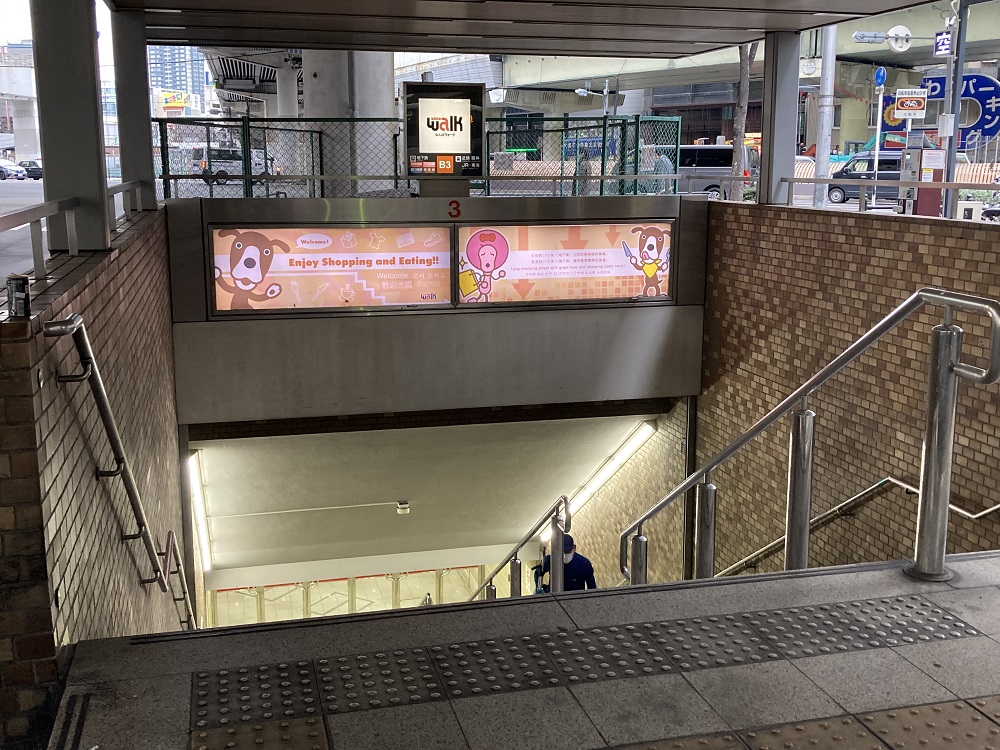 大阪難波地下街「B3」入口の階段