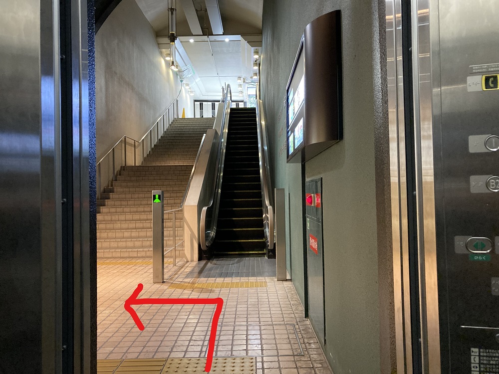 エレベーターを左に曲がる