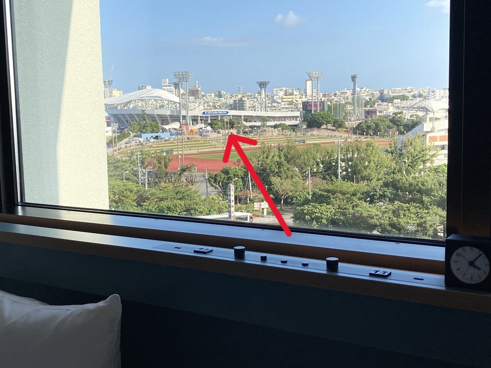 コザしんきんスタジアムが見える「レフ沖縄アリーナbyベッセルホテルズ」7階の部屋からの眺め