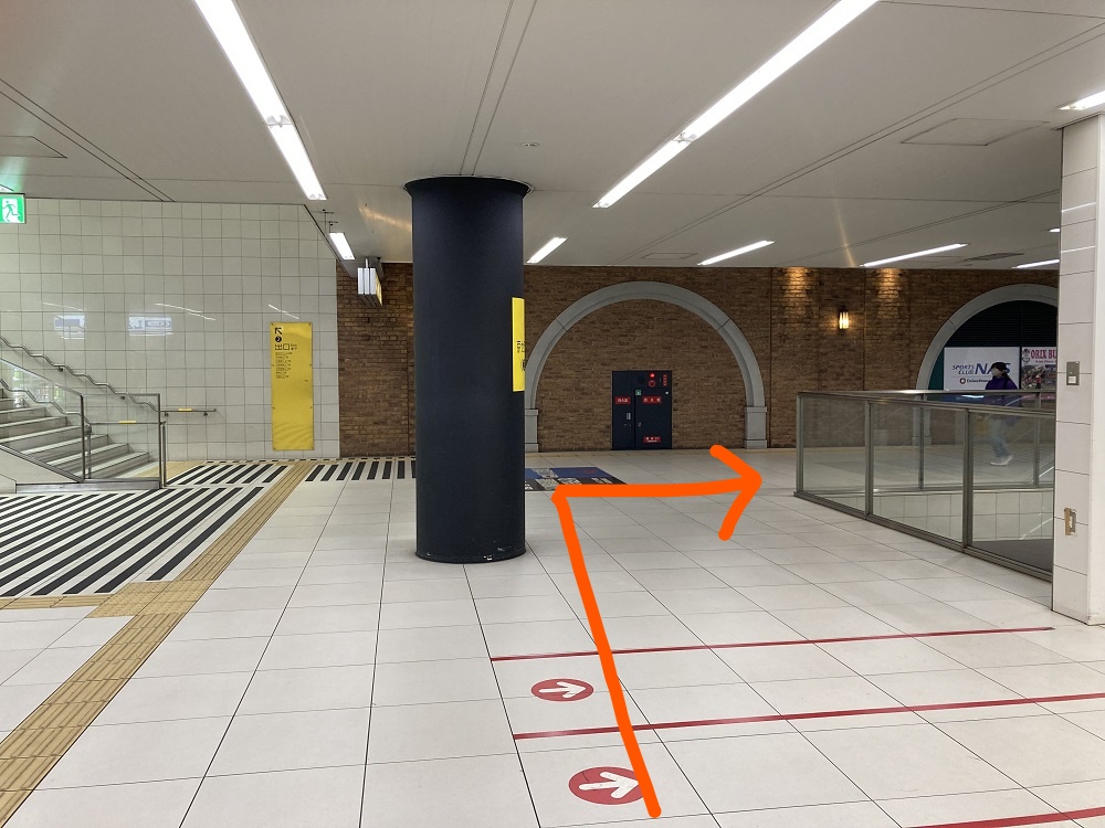 ドーム前千代崎駅の連絡通路からイオンモールへの道