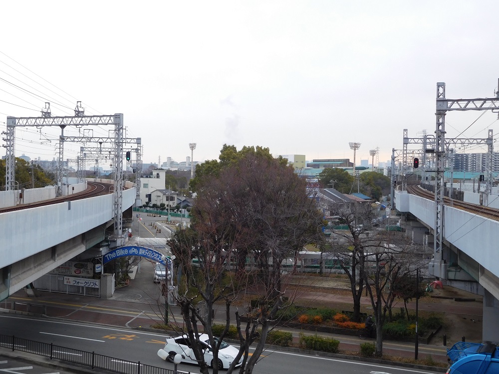 大物駅から見える、小田南公園野球場の照明塔